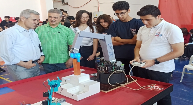 Osmaniye’de öğrencilerin tasarladığı robotların yarıştığı etkinlik başladı