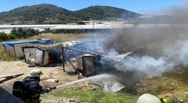Gazipaşa’da çıkan yangında 2 konteyner zarar gördü