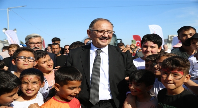 Bakan Özhaseki, Hatay’da konteyner kentteki çocuk şenliğine katıldı: