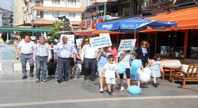 Serik’te gönüllüler ”Dünya Tütünsüz Günü” dolayısıyla parklarda izmarit topladı