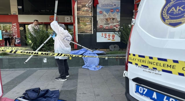 Antalya’da bir kişi iş hanının önünde ölü bulundu