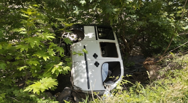 Adana’da dereye düşen araçtaki 3 kişi yaralandı
