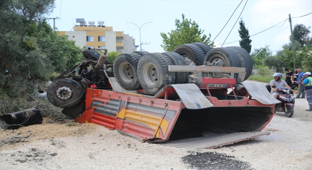 Hatay’da devrilen hafriyat kamyonunun sürücüsü yaralandı