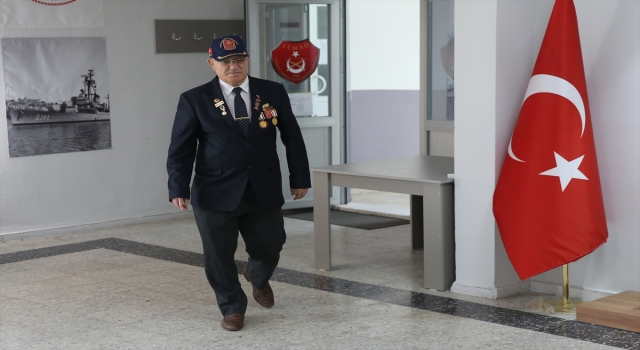 Mersinli gazi, Rumların askeri kampına Türk bayrağı asmanın gururunu yaşıyor