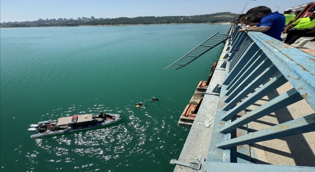 Adana’da köprüden baraj gölüne düşen otomobildeki 4 kişi aranıyor