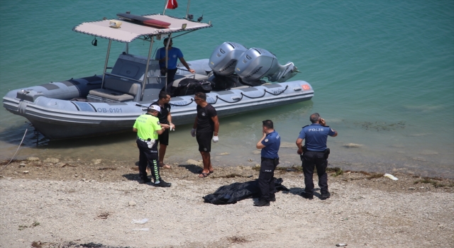 Adana’da köprüden baraj gölüne düşen otomobildeki 1 çocuğun cesedi bulundu, 3 kişi aranıyor