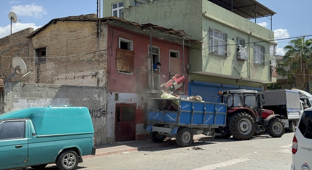 Adana’da bir aile yeni aldığı evde çöp yığınıyla karşılaştı