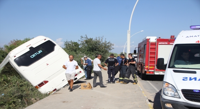 Antalya’da yoldan çıkan servis otobüsündeki 7 kişi yaralandı