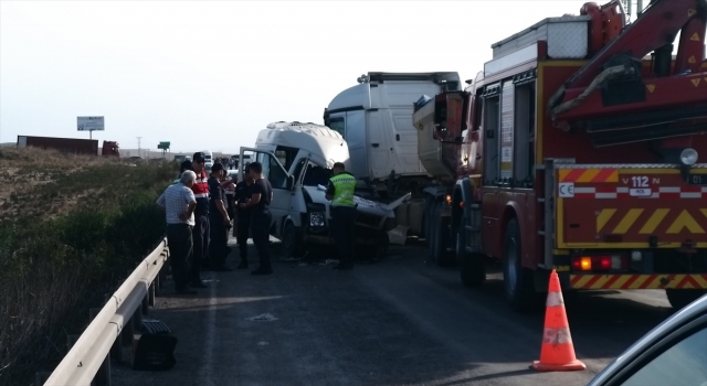 Adana’da tır ile servis minibüsünün çarpışması sonucu 3 kişi öldü, 8 kişi yaralandı