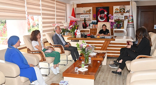Anamur Belediye Başkanı Durmuş Deniz, koltuğunu çocuklara devretti