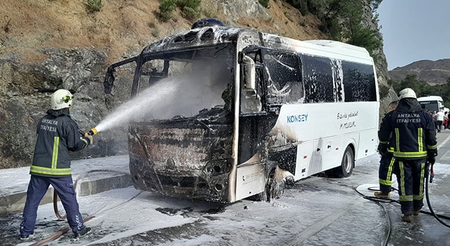 Antalya’da seyir halindeki midibüste çıkan yangın söndürüldü