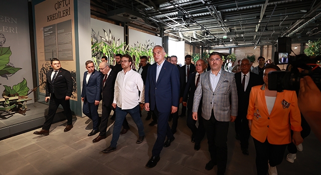 Bakan Ersoy, Adana’da Portakal Çiçeği Karnavalı etkinliklerine katıldı
