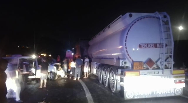 Mersin’de minibüs ile akaryakıt yüklü tankerin çarpışması sonucu 14 kişi yaralandı