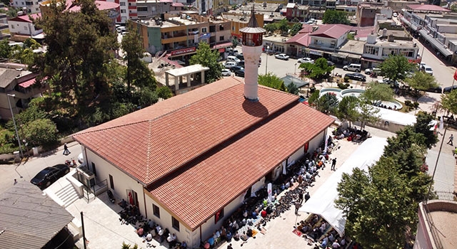 Bahçe’de depremlerde hasar alan ve restorasyonu tamamlanan cami ibadete açıldı