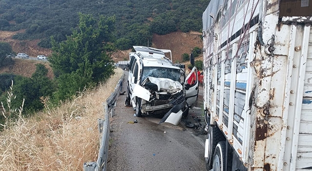 Isparta’da kamyonla hafif ticari aracın çarpışması sonucu 5 kişi yaralandı