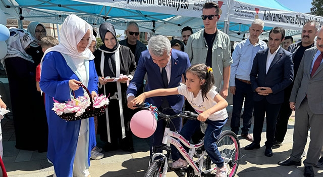 Kahramanmaraş’ta depremzede yetim çocuklara bisiklet dağıtıldı