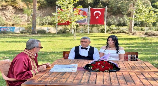 Ellek Beldesi'ndeki Millet Bahçesi'nde Nikah Töreni Kıyıldı