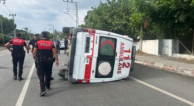 Hatay’da devrilen ambulanstaki 2 sağlık personeli yaralandı