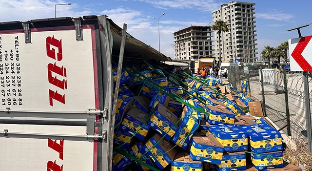 Mersin’de muz yüklü tır devrildi