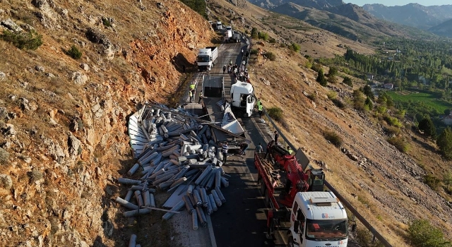 Kahramanmaraş’ta kumaş yüklü tırın devrilmesi sonucu yol trafiğe kapandı