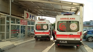 Adana’da takla atan otomobildeki 3 kişi yaralandı