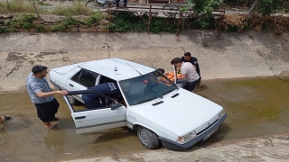 Adana’da sulama kanalına düşen otomobilin sürücüsü yaralandı