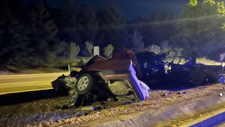 Burdur’da ağaca ve direğe çarpan otomobilin sürücüsü yaralandı