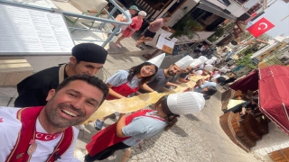 Antalya’da 19 öğrenci Gençlik Bayramı’nı 19 metrelik erişte açarak kutladı