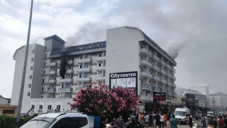 Alanya’da otel lojmanında çıkan yangında 9 kişi dumandan etkilendi