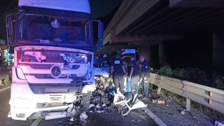 Adana’da tırla çarpışan otomobildeki 1 kişi öldü, 1 kişi yaralandı