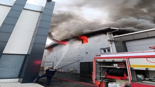 Adana’da Mobilyacılar Sitesi’ndeki iş yerinde çıkan yangın söndürüldü