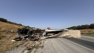 Adana’da kamyona çarpan tırın sürücüsü yaralandı