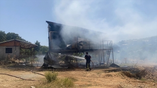 Antalya’da çıkan yangında evde ve serada hasar oluştu