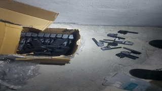 Adana’da bir evde ruhsatsız 13 tabanca ve 35 silah parçası ele geçirildi
