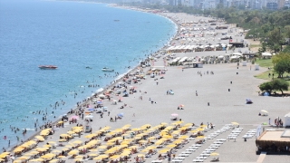 Antalya sahillerinde Kurban Bayramı’nın ilk günü yoğunluk yaşanıyor