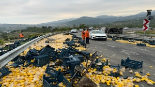Mersin’de limon yüklü kamyonun devrilmesi sonucu 6 kişi yaralandı