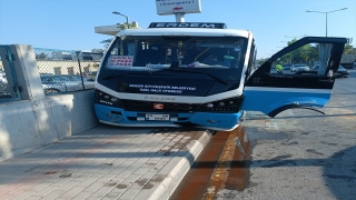 Mersin’de fenalaşan yolcu minbüsünün şoförü park halindeki bir otomobile çarptı