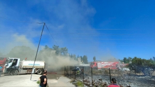 Antalya’da izolasyon malzemelerinin depolandığı alanda çıkan yangın söndürüldü