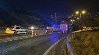 Hatay’da devrilen tırın şoförü yaralandı