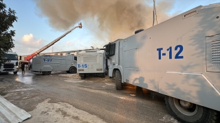 Adana’da kırtasiye malzemeleri bulunan depoda çıkan yangın kontrol altına alındı