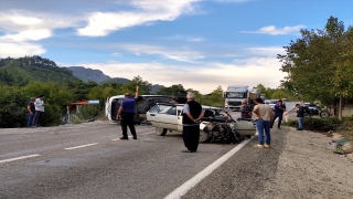 Adana’da iki otomobilin çarpıştığı kazada 1’i bebek 4 kişi yaralandı