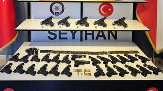 Adana’da bir evde ruhsatsız 5 tabanca ve 270 silah parçası ele geçirildi