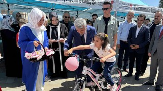 Kahramanmaraş’ta depremzede yetim çocuklara bisiklet dağıtıldı