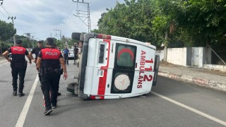 Hatay’da devrilen ambulanstaki 2 sağlık personeli yaralandı