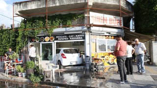 Hatay’da kontrolden çıkan otomobil büfeye girdi 4 kişi yaralandı