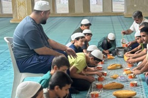 Gençler sabah namazında bir araya geldi