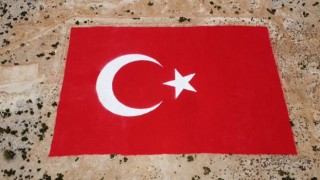 Mersin’de araziye yapılan Türk bayrağı yeniden boyandı