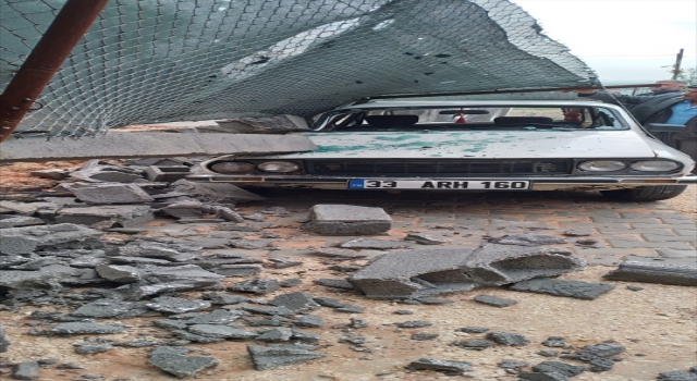 Tarsus’ta çöken istinat duvarı park halindeki otomobilde hasara yol açtı