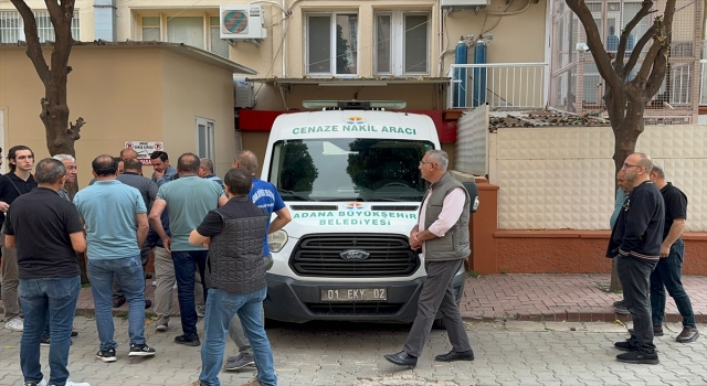 Adana’da yoldan araçla geçerken silahlı saldırıda ölen kadının cenazesi defnedildi