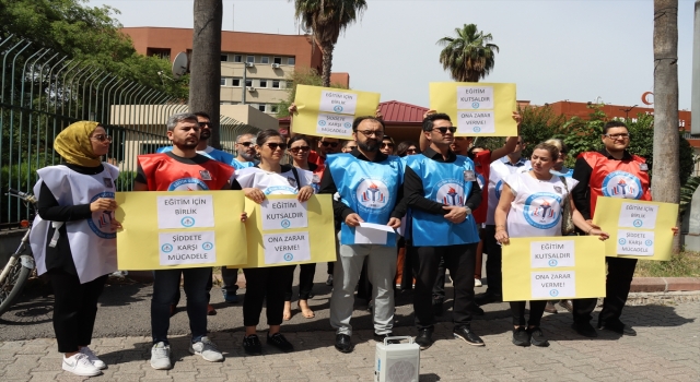 Adana’da Eğitim Gücü Sen üyeleri, İstanbul’da okul müdürünün öldürülmesini protesto etti